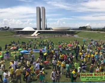 Concentração foi em frente ao Congresso Nacional.