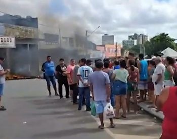 Comerciantes queimaram pneus durante protesto no Mercado Central — Foto: Reprodução/TV Cabo Branco