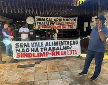 Teceirizados fecham o Cajueiro de Pirangi em protesto por atraso salarial — Foto: Sérgio Henrique Santos/Inter TV Cabugi