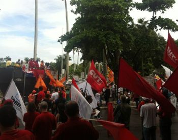 Movimentos sindicais se concentraram na Lagoa do Parque Solon de Lucena, em João Pessoa — Foto: Daniel Peixoto/G1