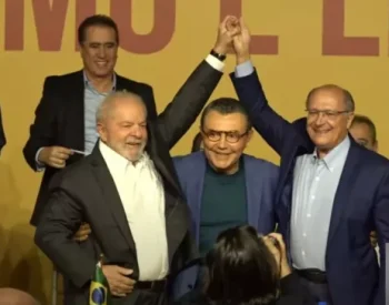 Lula e Alckmin se cumprimentam em convenção do PSB após oficialização da chapa que disputará a eleição presidencial deste ano. Foto — ©Reprodução/PSB.
