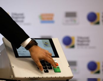 Urna eletrônica exibida em evento do Tribunal Regional Eleitoral do Rio de Janeiro (TRE-RJ), no Rio — Foto: Tânia Rêgo/Agência Brasil