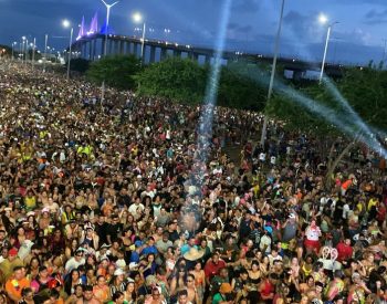 Multidão acompanha Xanddy Harmonia no carnaval de Natal em 2025 (Arquivo) — Foto: Pedro Trindade/Inter TV Cabugi