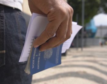 Mulher segura currículo e carteira de trabalho. — Foto: TV Globo/Reprodução