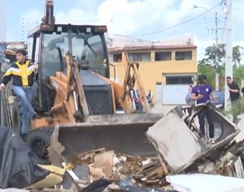 Renan Santos retira barricadas em comunidade e promete ação contra crime organizado em agenda na Paraíba — Foto: TV Cabo Branco