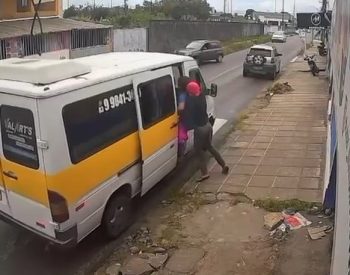 Casal tem van escolar roubada e vítimas são obrigadas a entrar no veículo; casal e van foram encontrados no bairro do Geisel, em João Pessoa. — Foto: Reprodução / TV Cabo Branco