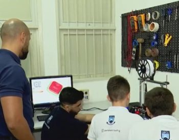 Estudantes da curso engenharia elétrica UFCG desenvolvem impressora 3D — Foto: Reprodução / TV Paraíba
