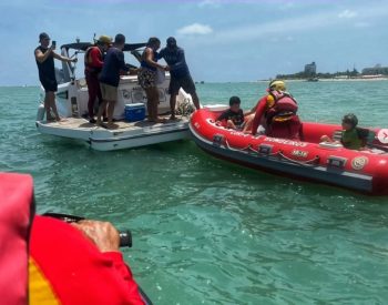 Bombeiros resgatam tripulantes em Cabedelo — Foto: Reprodução/Instagram (@cbmpb.1cibm)