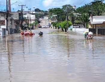 Moradores são resgatados de bote pelos bombeiros após fortes chuvas em Santa Rita — Foto: Ewerton Correia/TV Cabo Branco