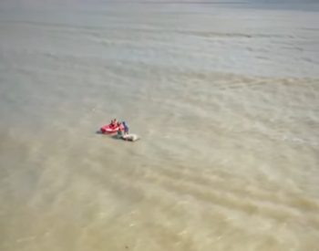 Dois pescadores estavam em barco à deriva resgatado em João Pessoa — Foto: Divulgação/Corpo de Bombeiros