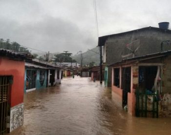 A cidade de Rio Formoso permanece alagada
