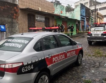 Homem foi morto por dupla em moto minutos após a polícia passar pela rua no Centro de João Pessoa (Foto: Walter Paparazzo/G1)