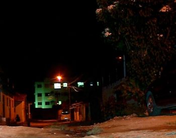 Vítimas estavam na calçada de casa em Pajuçara, Zona Norte de Natal, quando foram abordadas por criminosos, na noite desta segunda-feira (16) — Foto: Reprodução/Inter TV Cabugi