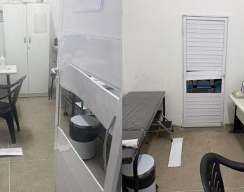 Porta da sala de consultório médico foi quebrada por acompanhante, no Valentina — Foto: Divulgação/SIMED-JP