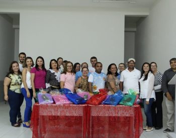 Agentes Comunitários de Saúde e a Secretária Maria Cirne, a Coordenadora da Estratégia Saúde da Família, Ivânia Raquel, e o Assessor Técnico da Saúde, George Pereira. ( Foto: Assessoria PMJS )