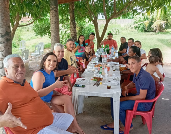 Pré-candidata a prefeita Dra. Silvana - ( REPUBLICANOS), seu esposo Joaci Filho e o pré-candidato a vice-prefeito Joaquim Alberto. Almoçando com amigos no Balneário de Dona Chiquinha. Foto — ©Reprodução /What'sapp - Notícias.com.