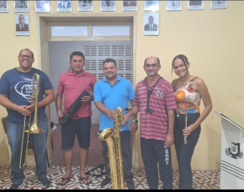 Presidente da Câmara de vereadores Cássio Medeiros entregando instrumentos a Banda de música Euterpe Jardinense. Foto — © Divulgação.