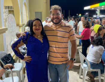 Gestora do Abrigo Maria Cirne ao lado do vereador Ozires Neto-(PP). Foto —©Divulgação.