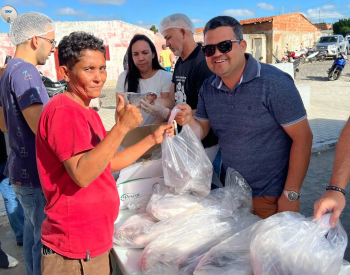 Vereador Cássio de Zequinha participando da entrega do peixe em Jardim do Seridó. Foto — ©Reprodução / Instagram.