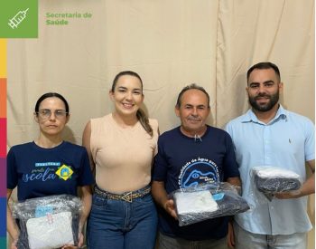 Secretária de Saúde, Lyzandra Costa, entrega fardamentos novos aos servidores da COVISA de Jardim do Seridó. Foto — ©Divulgação.