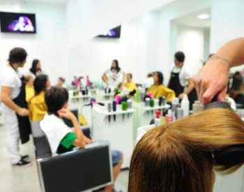 ‘Não quero ficar olhando para a cara dessa recepcionista petista’ - Foto Ilustrativa