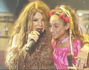 Fã mirim de 11 anos canta com Elba Ramalho no São João de Campina Grande — Foto: Reprodução / Sua Música