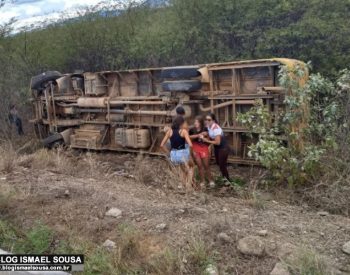 Ambulâncias da região foram mobilizadas para realizar os atendimentos aos feridos.