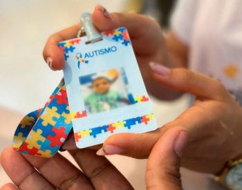 Ação vai oferecer confecção gratuita de crachás para identificação de pessoas com TEA — Foto: Divulgação