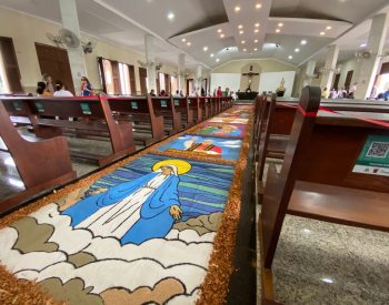 Tapete tradicional de Corpus Christi na Paróquia Nossa Senhora da Candelaria, em Natal — Foto: Pedro Trindade/Inter TV Cabugi