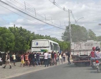 Foto no momento em que a polícia fazia a revista nos possíveis atiradores que estavam no enterro do jovem. Foto - whatsapp.
