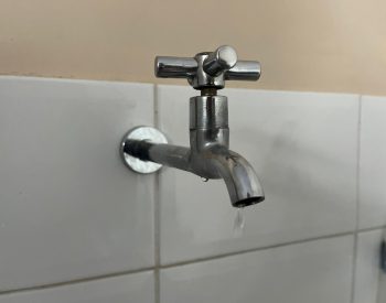 Torneira pingando; falta de água — Foto: Samantha Rufino/g1 RR