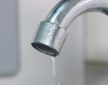 Torneira sem água — Foto: Jornal Nacional/Reprodução