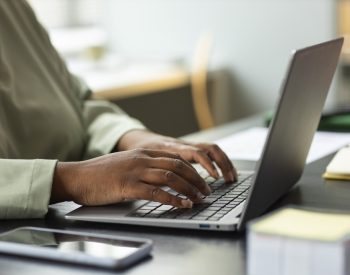 Bolsas são para trabalhadores negros — Foto: Freepik