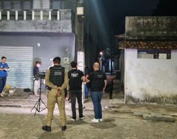 Suspeitos estavam em dois carros e já chegaram atirando — Foto: Flávio Fernandes/TV Cabo Branco