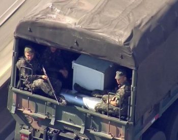 Homens do Exército circulam pelas ruas do Rio (Foto: Reprodução / TV Globo)