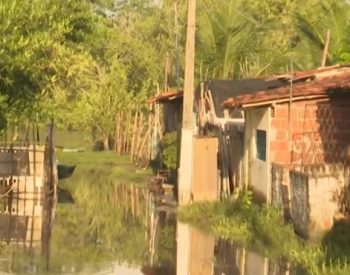 Comunidade ribeirinha de Bayeux tem casas invadidas pela água após aumento do nível do Rio Paraíba — Foto: Reprodução / TV Cabo Branco