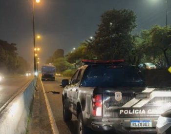 Motociclista morre após colisão com carreta parada na BR-230, em João Pessoa — Foto: Reprodução / TV Cabo Branco