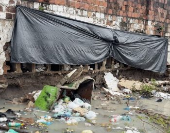 Parte de muro de cemitério desaba após fortes chuvas, em João Pessoa — Foto: Pedro Hugo / TV Cabo Branco