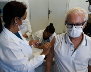 Vacina contra a gripe é aplicada em idoso em Goiás (Foto: Guilherme Mendes/TV Anhanguera)