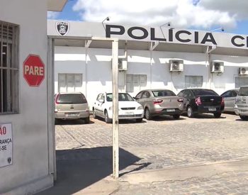 Adolescente foi levado para a Central de Polícia Civil, em Campina Grande, após mãe o levar à PM para confessar ato infracional — Foto: Reprodução/TV Paraíba