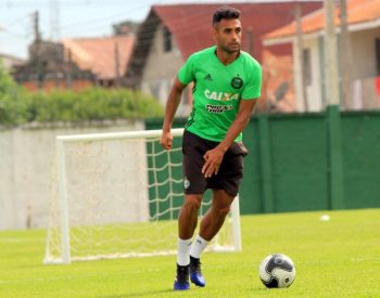 Jogador chega para reforçar a zaga vascaína (Foto: Divulgação/Coritiba)