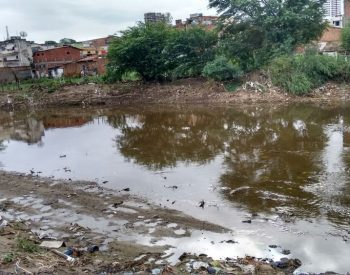 Mulher foi localizada às margens do Rio Ipojuca (Foto: Mavian Barbosa/G1)