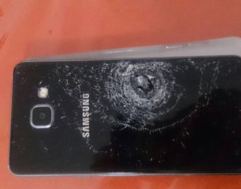 Celular é atingido por tiro no Complexo do Alemão Foto: Arquivo pessoal