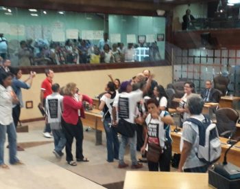 Servidores entraram no plenário após a LDO ser aprovada pelos deputados estaduais. (Foto: Tulio Ratto)
