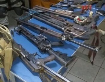 Armamamento que a quadrilha utilizava foi apreendido pela PM. (Foto: Blog Catolé News)