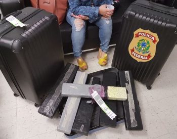 Mulher foi presa com 45 mil comprimidos de ecstasy (Foto: Divulgação/PF)