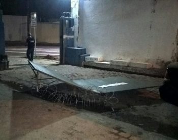 Bandidos usaram uma caminhonete para derrubar o portão do CDP (Foto: Divulgação/PM)