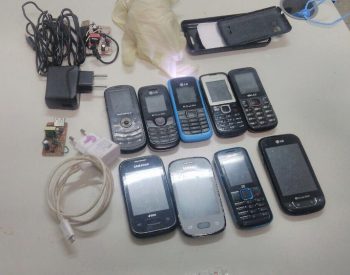 Material apreendido na Cadeia Pública de Natal em uma revista realizada após a divulgação de vídeo em que presos aparam com lençóis celulares arremessados dentro do presídio, novembro de 2017 (Foto: Sejuc/Divulgação)