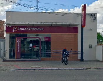 Bandidos invadem agência do Banco do Nordeste, em São Gonçalo do Amarante (Foto: Kleber Teixeira)