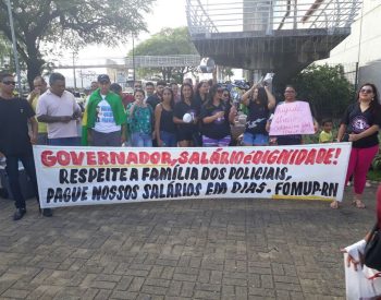 Parentes de policiais militares se reuniram para cobrar o pagamento dos salários atrasados em Natal (Foto: Cedida)